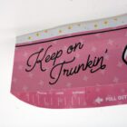 A pink sign that says " keep on trunkin ".